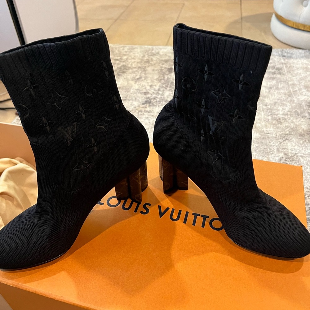 LOUIS VUITTON SILHOUETTE ANKLE BOOT